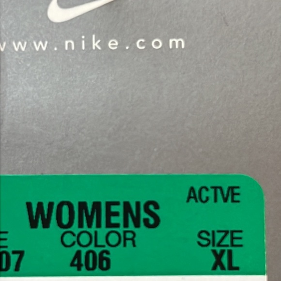 BRAND NEW NEVER WORN NIKE PUFFER VEST REVERSIBLE**** - Picture 5 of 5